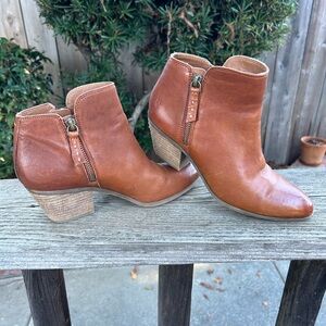 Women’s Frye Judith leather zip ankle boot. Size7